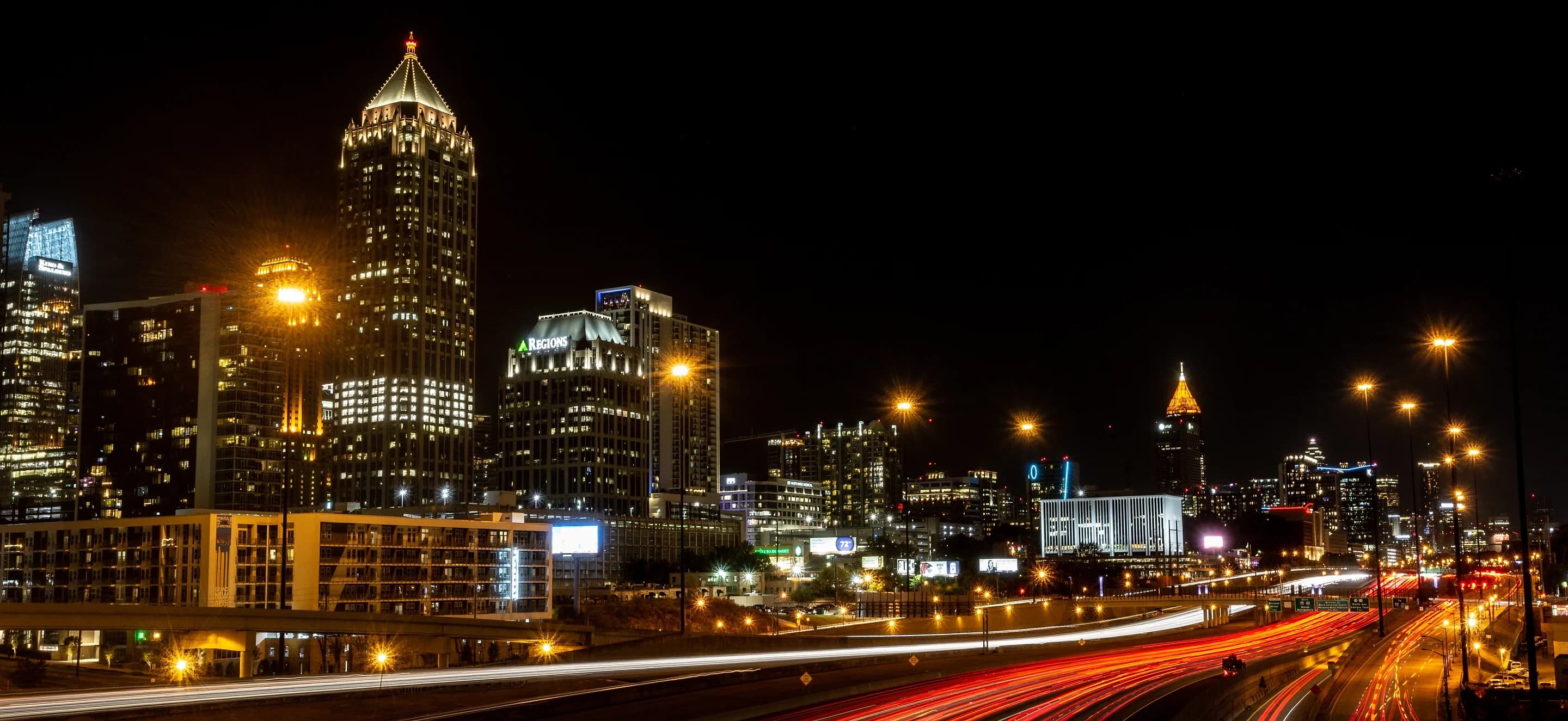 Le centre d’Atlanta et les traînées lumineuses de l’autoroute de nuit
